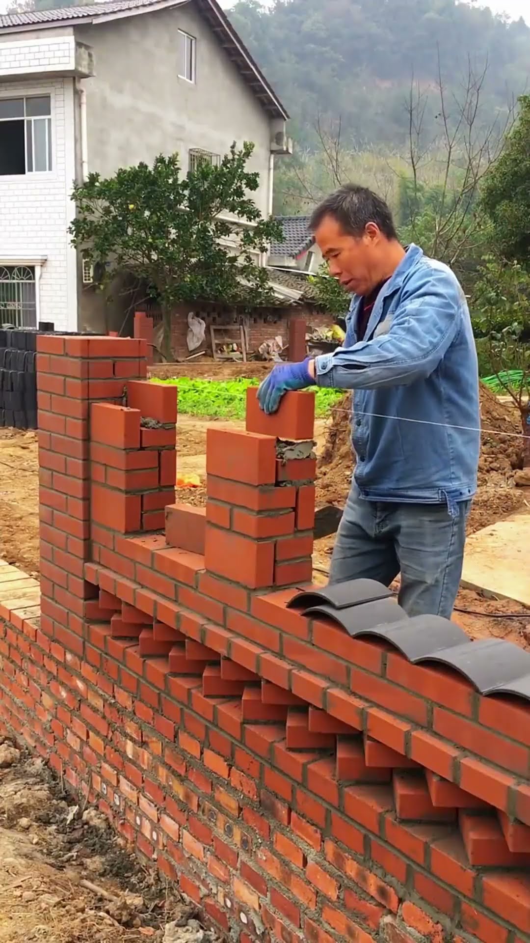 Courtyard stylized wall construction process- Good tools and machinery make work easy