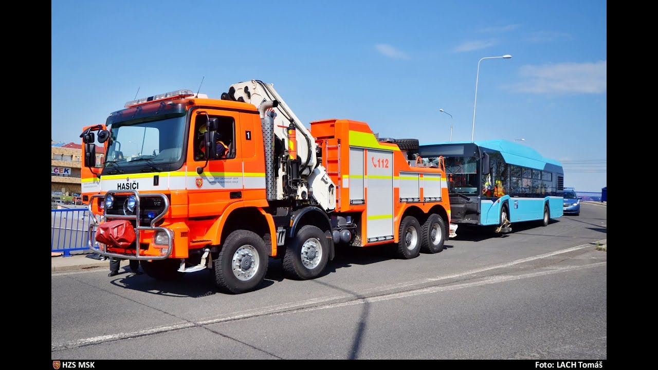 Dopravní nehoda v Ostravě - hasiči vyprošťovali bizonem poškozený autobus, 28.4.2020