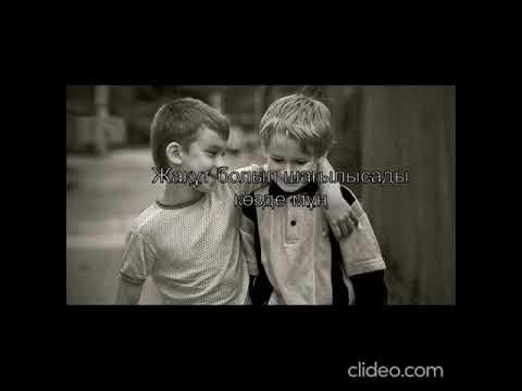 Төсекте жалаңаш қыздың жеке суреті Трусикисіз жеңіл көйлекпен