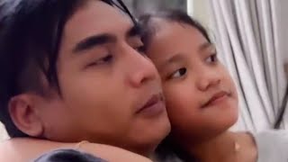 beginilah charly van houten ketika di rumahnya, bercanda gurau dengan istri dan anaknya