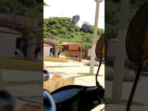 سقوط صخرة عظيمة على رؤوس الناس بعد ان تنقسم بطريقة غريبة لكن الله سلم