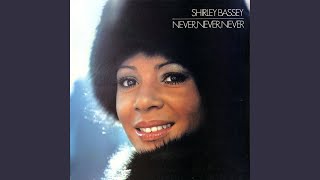 Vignette de la vidéo "Shirley Bassey - Never, Never, Never (Grande, Grande, Grande)"