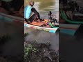 mesin 2 silinder dengan shaft untuk jadi penggerak perahu balap di sungai rural thailand