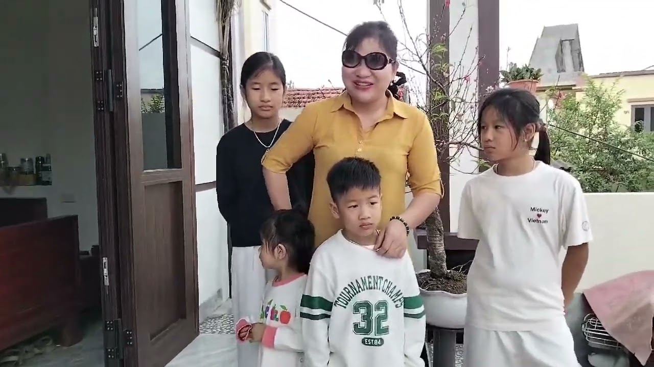 Mẹ, con nhà Bích Phương xin gửi tới cả nhà thân yêu lời chúc mừng năm mới.