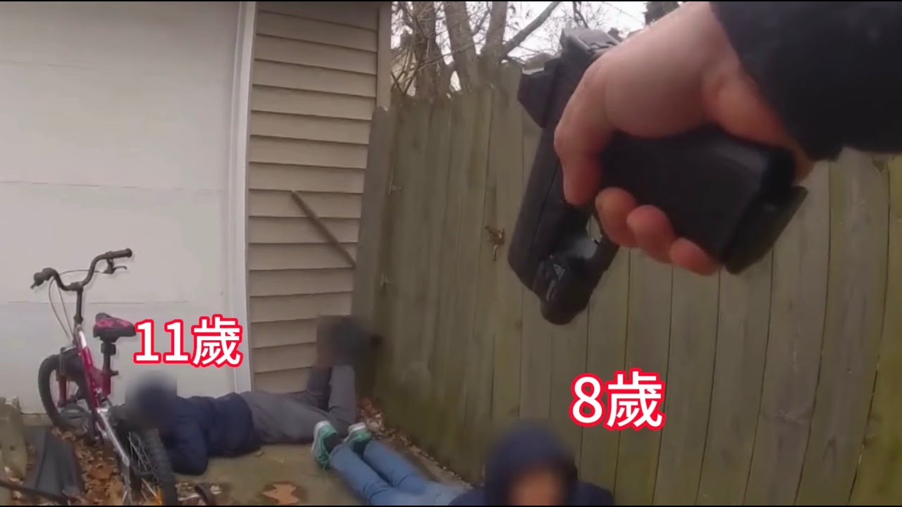 車を押す少年。 An 11-year-old boy stole a car and was chased by the police; the