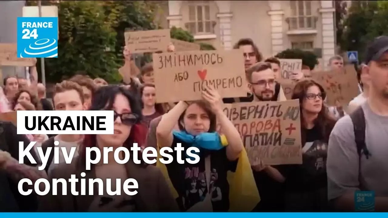 Ukraine: Kyiv protests continue after Zelensky fires defense minister • FRANCE 24 English