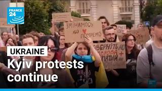 Ukraine: Kyiv protests continue after Zelensky fires defense minister • FRANCE 24 English