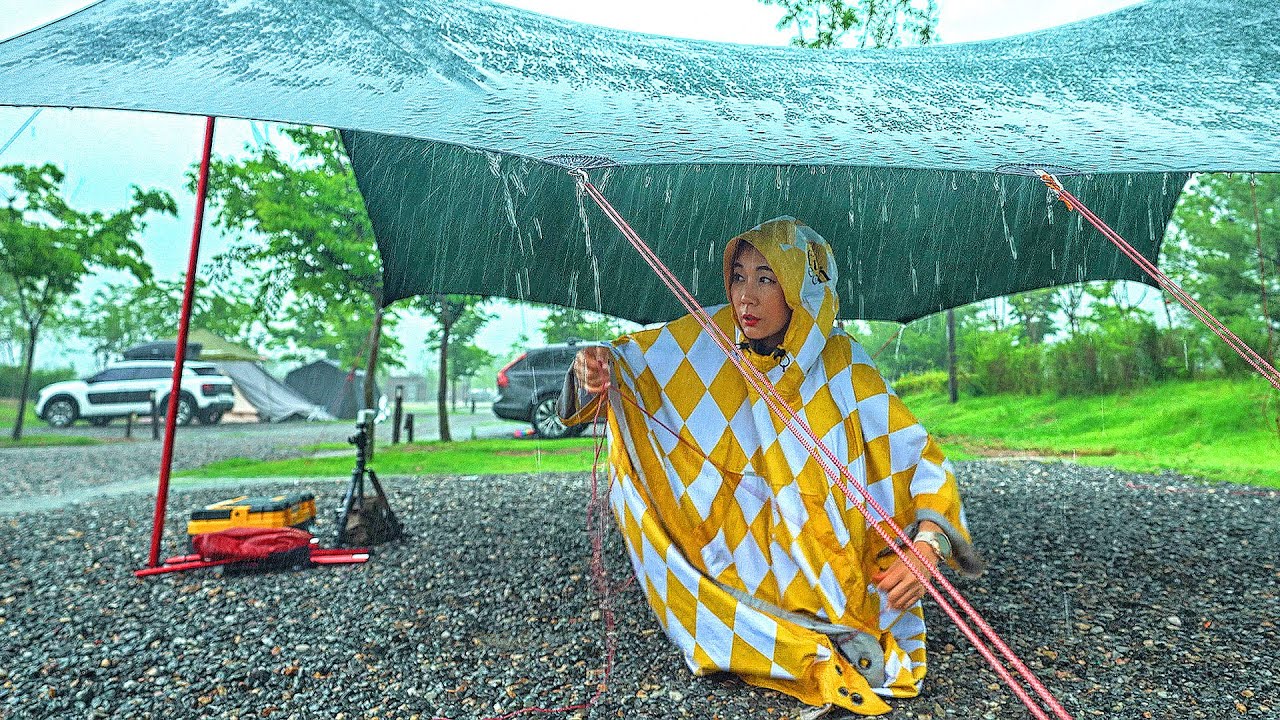 Корейский кемпинг в реальном тяжелом дождь с моей девушкой / Отдых под палочкой
