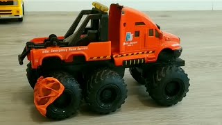 Малыш весело играет с машинками игрушками, лопает шарики. Детское видео. Машинки Малыш весело играет с машинками игрушками, лопает шарики. Детское видео. Машинки