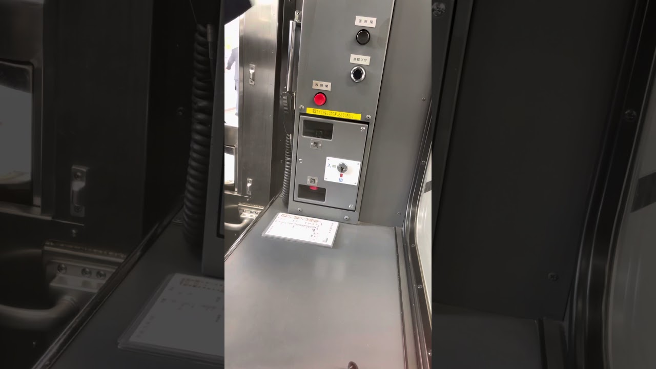 JR名古屋駅到着時の車掌のドア操作風景
