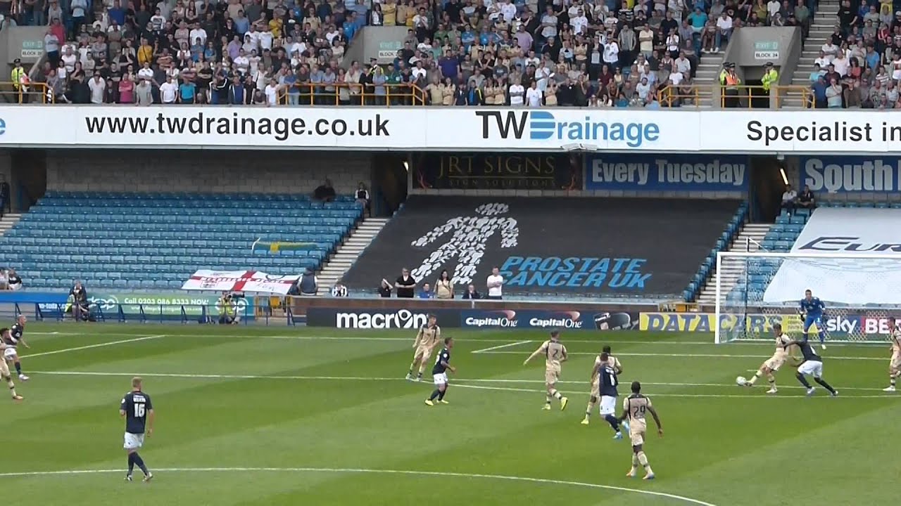 supporters van millwall zingen millllll tegen leeds - YouTube
