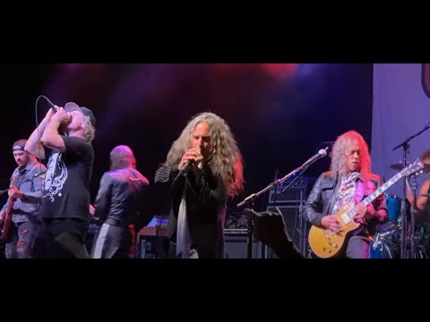 METALLICA's Hammett and Trujillo join The Wedding Band for cover after 40th Anniv show!