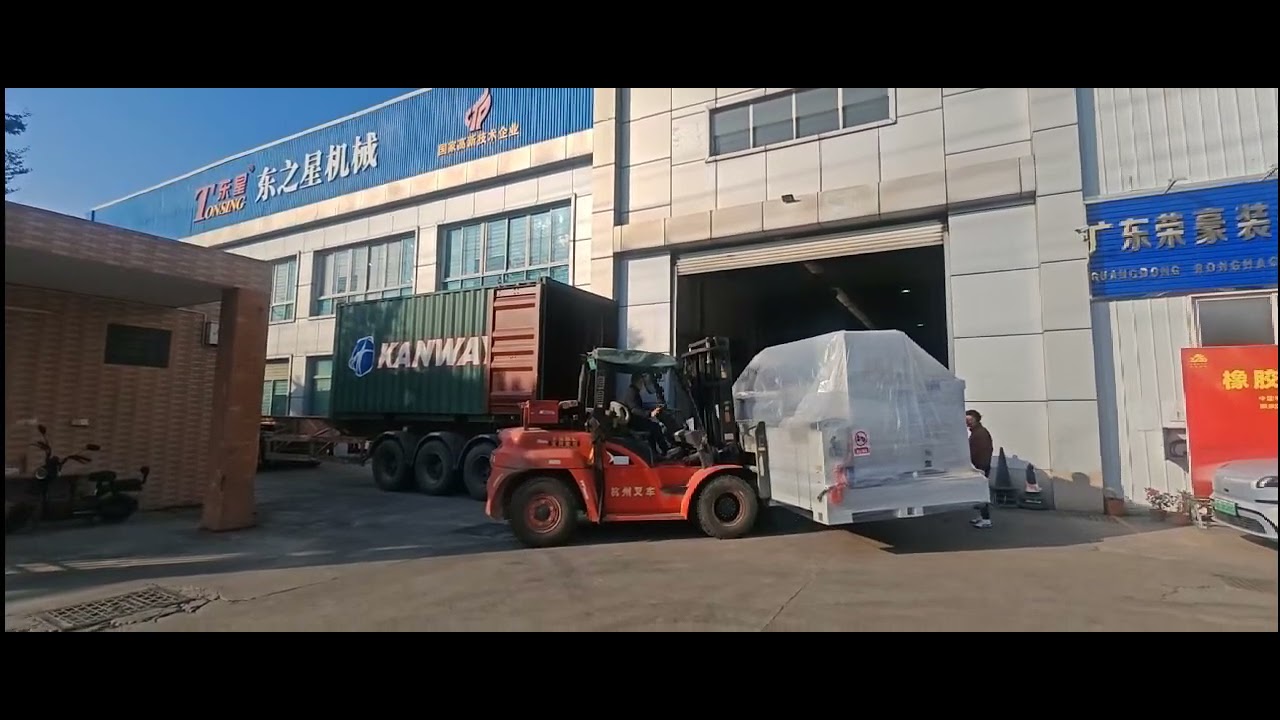 Chinese woodworking machinery factory busy loading 2 containers to abroad~