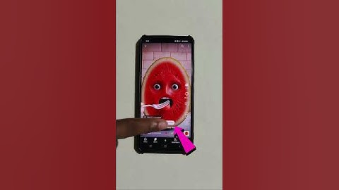 lLihat apa yang dilakukan gadis ini di ponselnya #lucu #tiktok #celana pendek #sihir