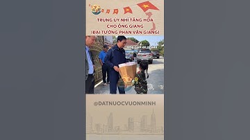 Trung úy nhí tặng hoa cho Đại tướng Phan Văn Giang