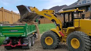 Amazing RC Komatsu WA470 at work Loading Dirt! RC Hydraulic Wheel Loader!