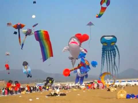 A colorful kite of red white yellow green blue that moves about happily as the dance is Kinetic kite. Kinetic kite is a design of Yukio Akiyama in Japan. è¸ãããã«ãæ¥½ããåãåã£ã¦ããèµ¤ç½é»ç·éã®ã«ã©ãã«ãªå§ã¯ã­ããã£ã¯ã«ã¤ãã§ããã­ããã£ãã¯ã«ã¤ãã¯æ¥æ¬ã®ç§å±±å¹¸éã®èæ¡ããå§ã§ãã
