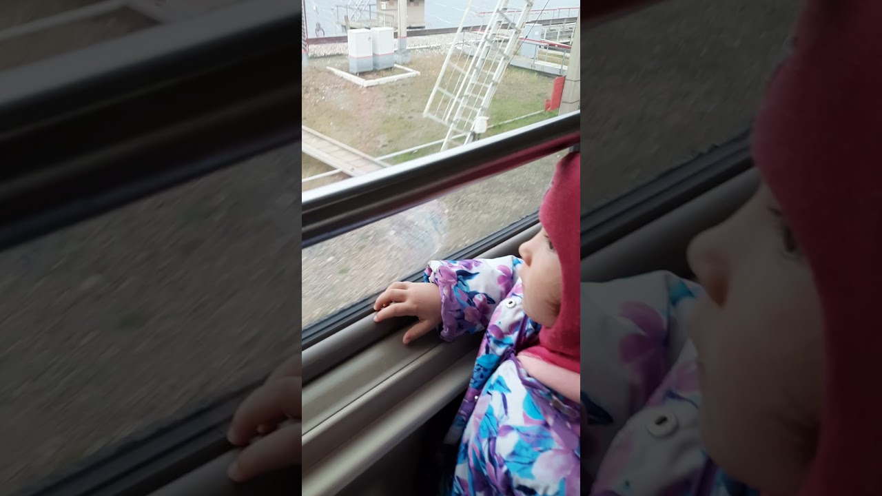 Издалека течет река волга