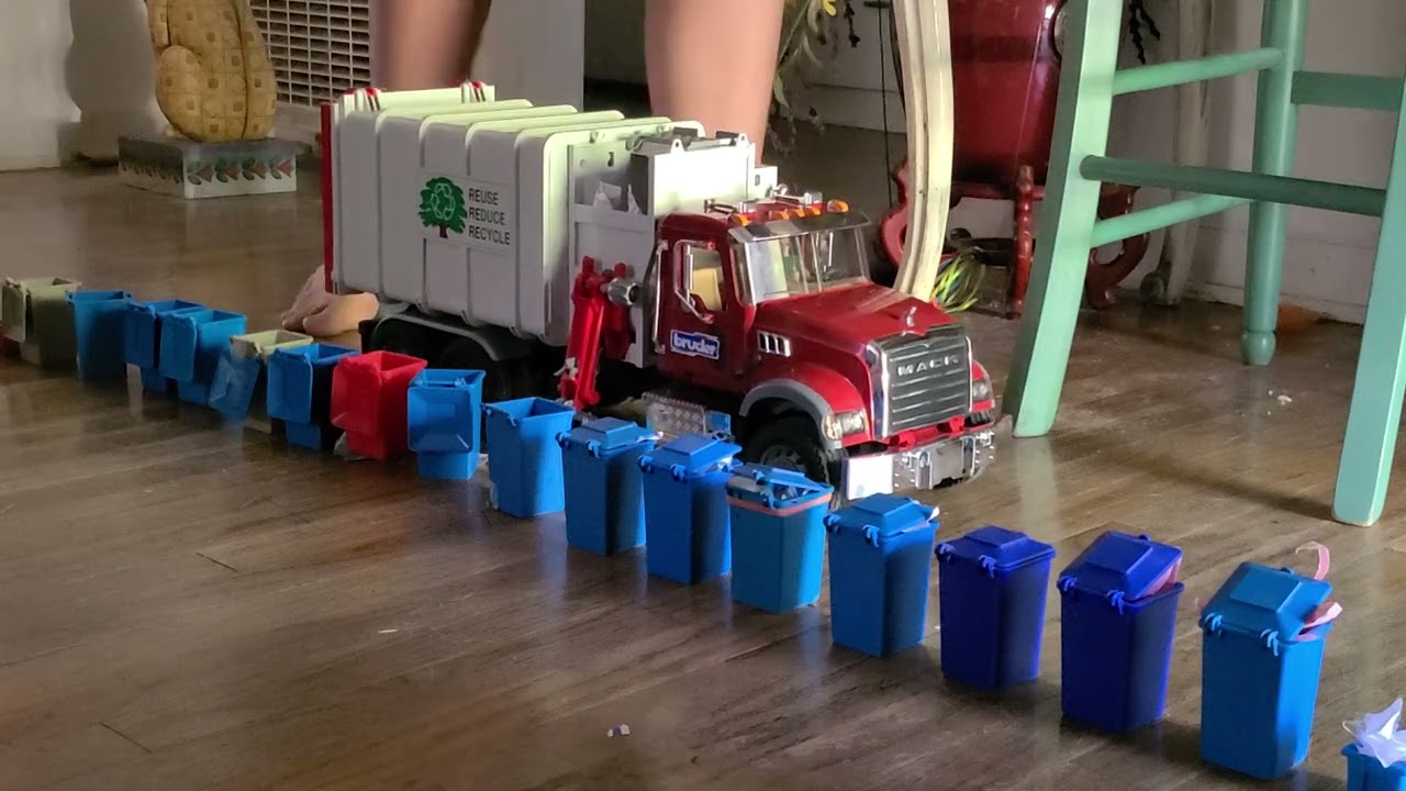 Mack Bruder garbage truck collecting recyleing Lid Fliping.