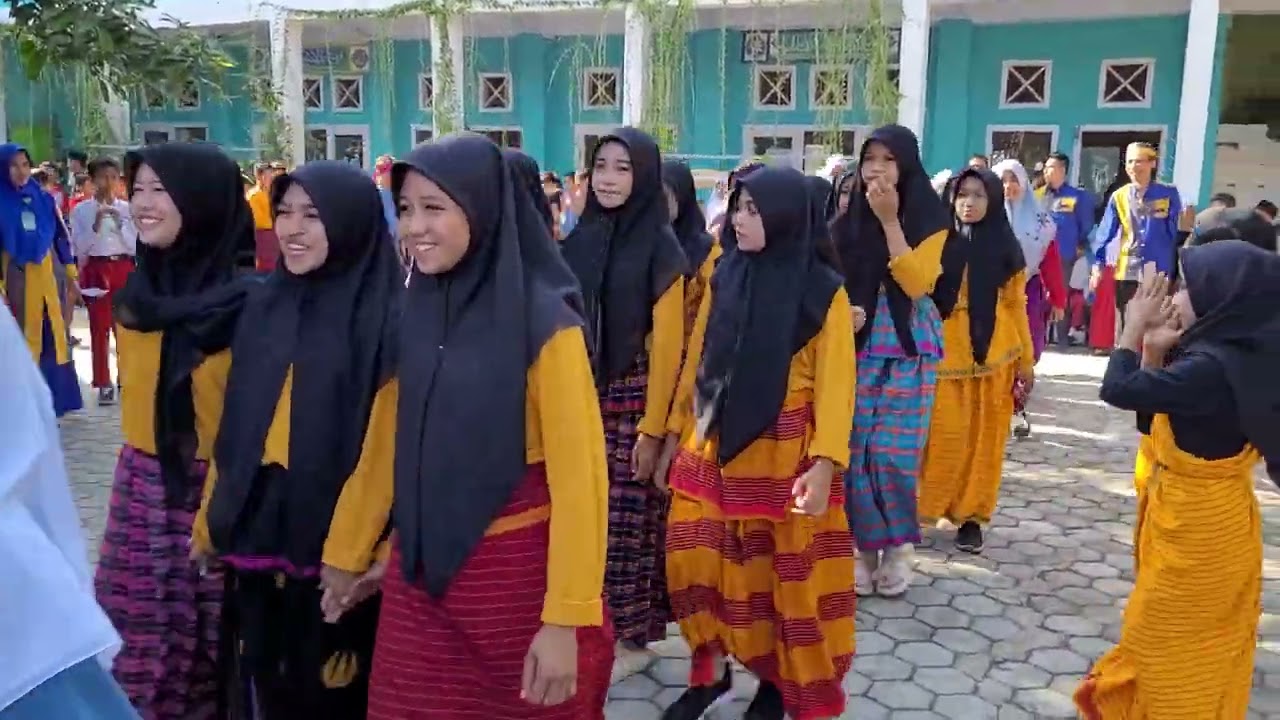 Tari Zapin Melayu oleh Siswi Kelas 3 SDN 2 DOMPU