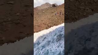 ‏ذوبان الجليد وانحداره من جبال ⁧‫طهران‬⁩ بإيران ??
