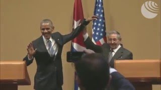 обезьянка Барак Обама и дрессировщик Рауль Кастро