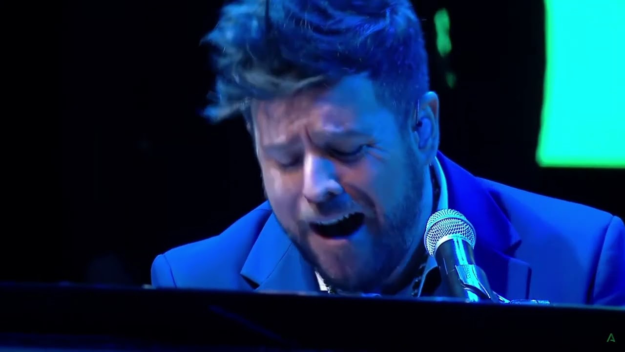 Pablo López emociona con su versión más íntima del Himno de Andalucía con un final épico