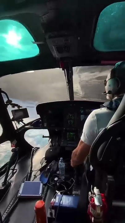 Pilot helikopter diantara tebing