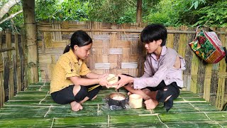 Abandoned boy and girl, fixing beds, picking banana flowers to sell | Ly Dinh Quang