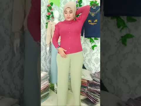 cewek hijab ganti banju di depan kamera saat lagi live jual baju