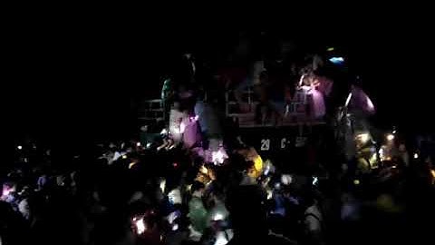 Dân bốc vác Hàng lẩu tại mốc 38 hạ lang TP cao bằng.Vạn sự như ý đâu khổ vì dân.