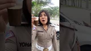 Bu Polwan Cantik Nawarin kopi