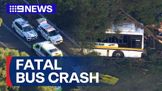 Driver dies after school bus crashes into tree in Melbourne | 9 News Australia
