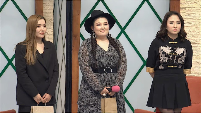 Бір қыз қалың қыздардың қынаптарын жалайды