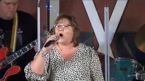 Nancy Nelson sings Under The Boardwalk at The Glad...