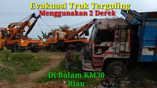 Evakuasi Truk Terguling di Balam Menggunakan Dua Truk Derek Sekaligus