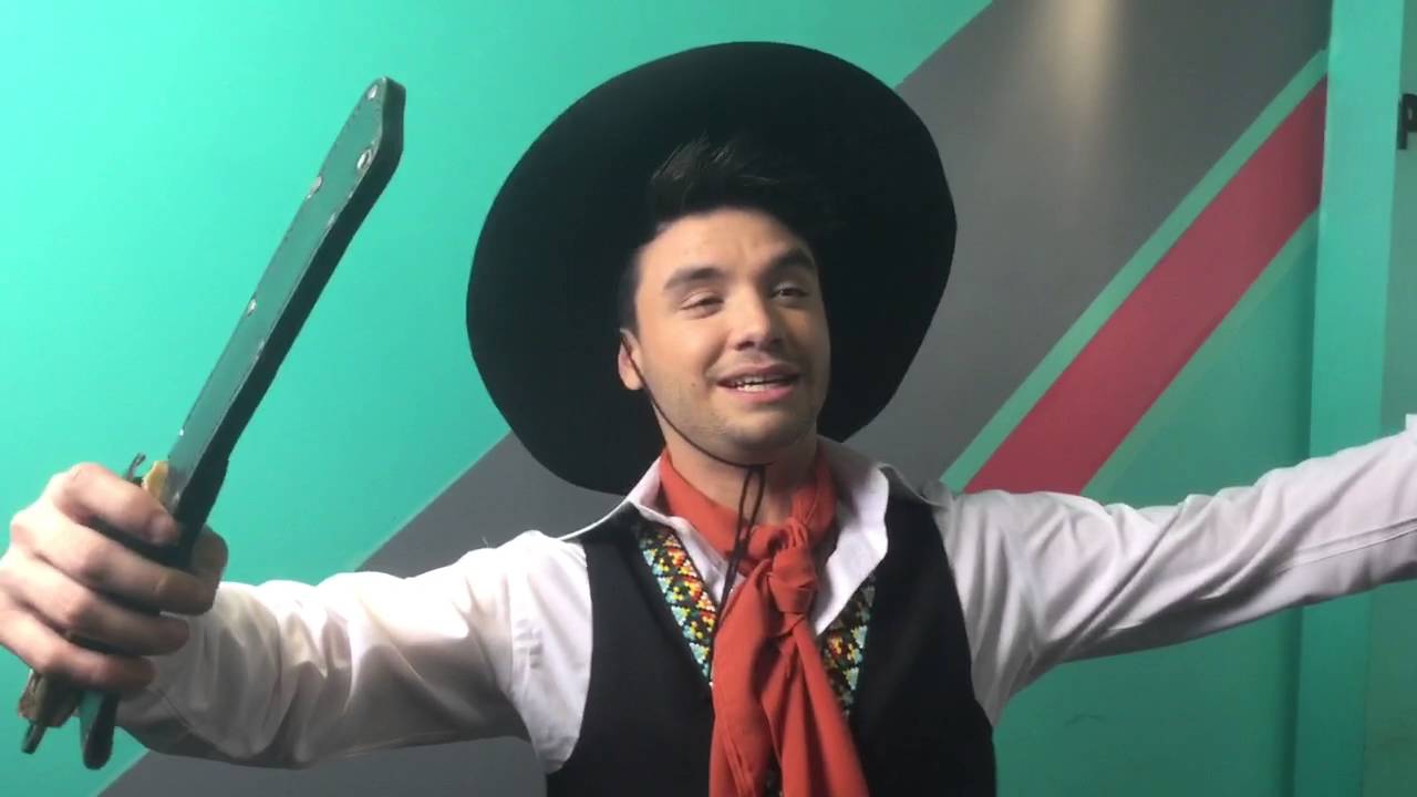 Agustín de Márama casi pierde un dedo antes de bailar su Folklore bailando lyrics english