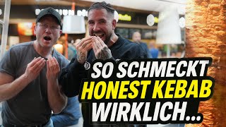 ABSOLUT SILLA #8 Zu Gast bei @Holle21614 🔥 – So schmeckt Honest Kebab WIRKLICH…
SILLA abonnieren ► https://ytb.li/Silla
SILLA MERCHANDISE ► https://www.shirtee.com/de/store/sillashop
SILLA folgen ► https://www.instagram.com/sillaofficial
In Vlog 8 ist Silla zu Gast bei @Holle21614 und besucht den beliebten Spot: Honest Kebab!
Was macht diesen Kebab so besonders? Und was steckt hinter dem Konzept von Honest?
Silla probiert nicht nur selbst – er gibt euch auch ehrliche Einblicke hinter die Kulissen von Honest
Kebab.
Ungefiltert, direkt, mit Humor und Hunger! 🍽️
Exklusiver Blick hinter die Theke von Honest Kebab
Silla testet den Geschmack – ungeschönt und real
Chilliges Gespräch mit Holle über Food, Kultur & mehr
Jetzt anschauen, kommentieren & den Kanal abonnieren!
SILLA - GODSILLA (ALBUM) - HERBST 2025!
▶ Kontakt:
silla@performancestar.de
▶ Mehr SILLA
Spotify:
https://spti.fi/xquwMJr
Instagram:
https://www.instagram.com/sillaofficial
TikTok:
https://www.tiktok.com/@sillaofficial
▶ Video made by: https://www.instagram.com/socialstridesde
▶ In diesem Video:
Instagram:
https://www.instagram.com/honestkebab.de/
https://www.instagram.com/holle21614/
Herzlichen Dank an Hakan, Ali und Holle für die Gastfreundlichkeit.
#Silla #HonestKebab #Holle ABSOLUT SILLA #8 Zu Gast bei @Holle21614 🔥 – So schmeckt Honest Kebab WIRKLICH…