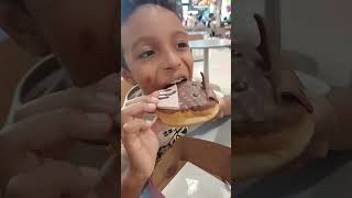 Donut #crianca #shopping #passeio #donuts #doces #sobremesa #chocolate #shorts #shots