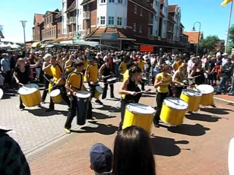 Juist - 10. Musikfestival - ABACAXI (Sambapercussion) vor dem Rathaus # 1 Mai 2009