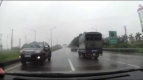 Tài xế ô tô đi ngược chiều trên cao tốc Hà Nội - Bắc Giang