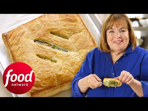 Video: Open Unsweetened Puff Pastry Pie With Cottage Cheese, Tomatoes And Herbs