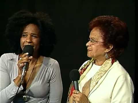 Izzy Gordon e Denise Duran cantam "Pela Rua" (Dolo...