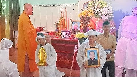 Lễ hỏa táng bà (Nguyễn Thị Hai) con gái khóc ngất.