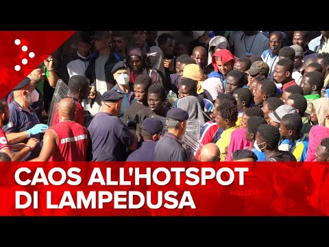 LIVE Caos all'hotspot di Lampedusa, tensione con polizia: diretta video