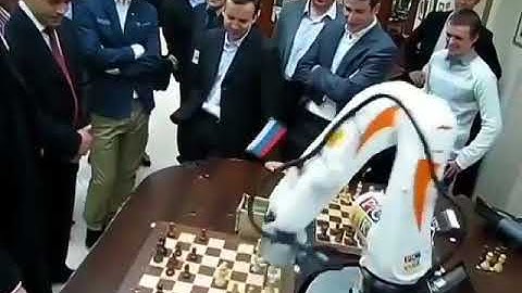 Robotic arm vs chess master Vladimir Kramnik