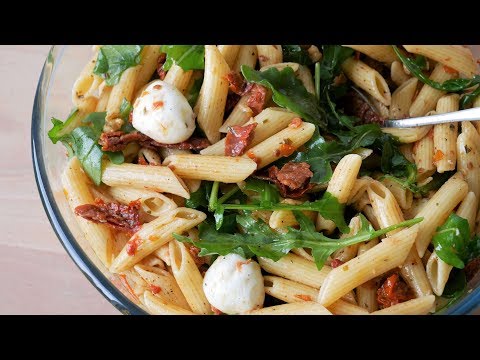 Video: Salat Mit Getrockneten Tomaten Und Hühnchen