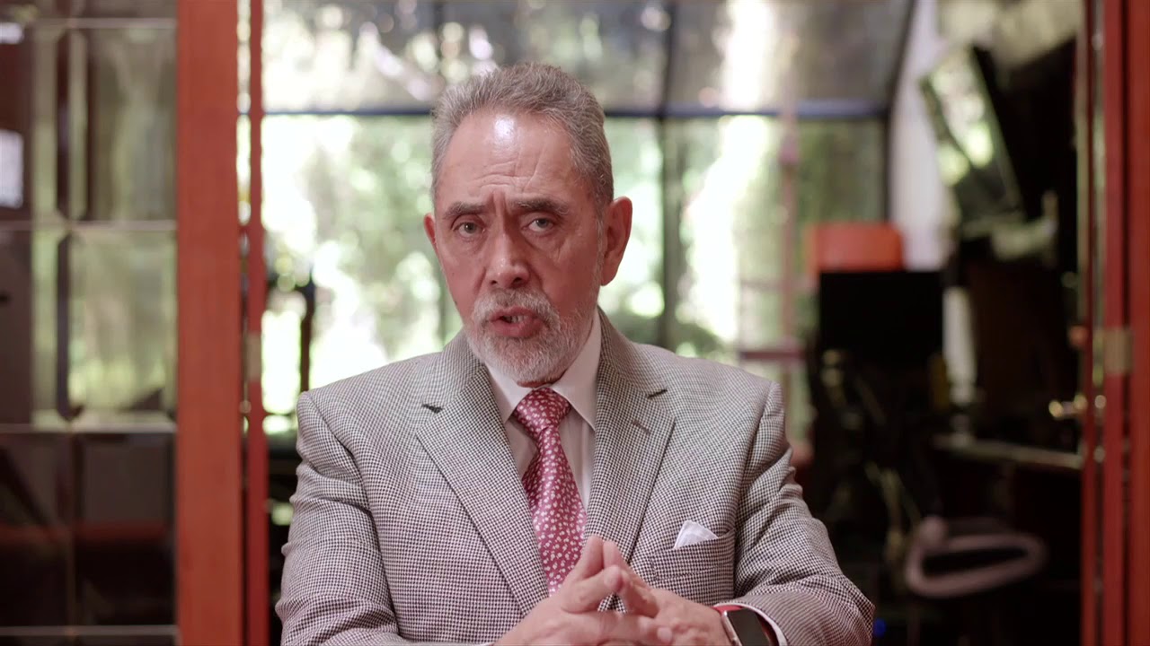 Paco Rodriguez apunta con el Índice Flamígero - Elba Esther Gordillo es la presidenta del SNTE fuego cruzado am