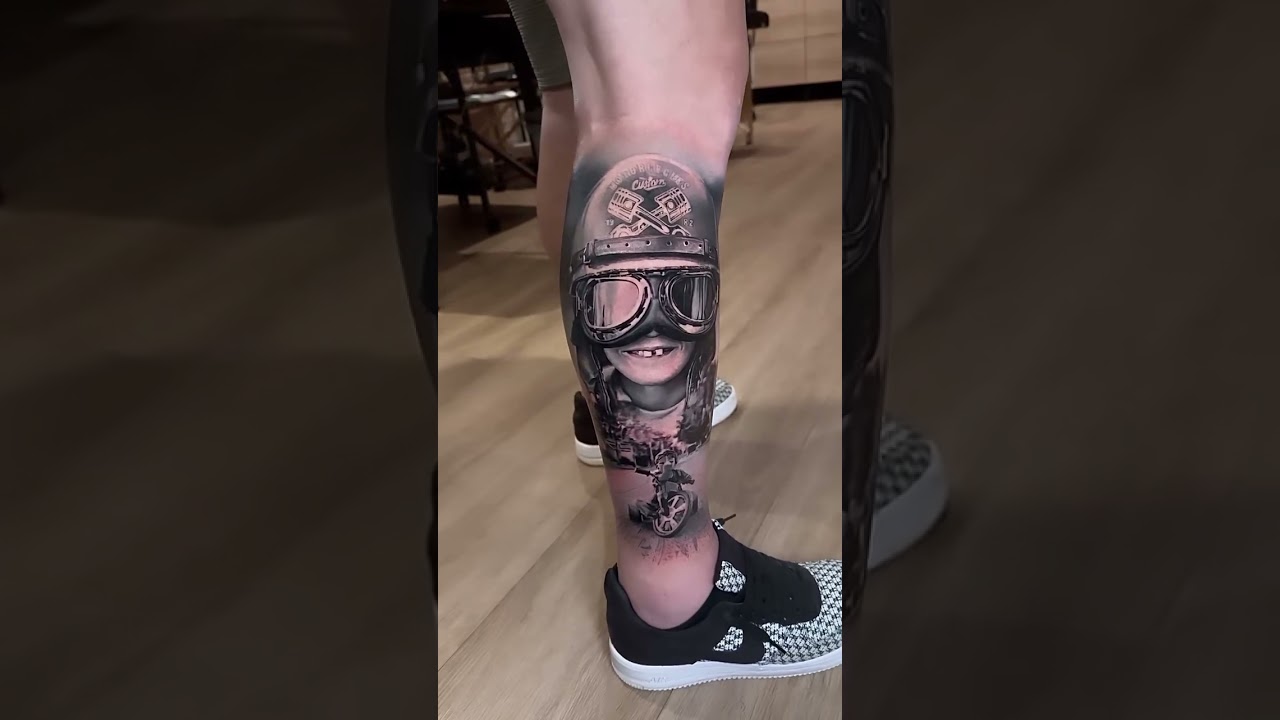 🏍️🔥 This incredible tattoo by @thomascarlijarlier captures the essence of freedom 