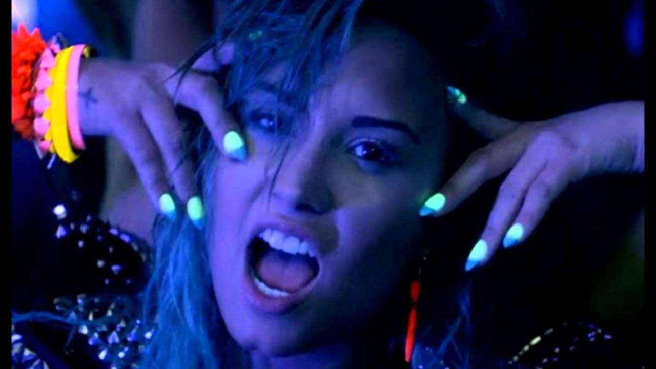 Ловато клип. Demi lovato клипы. Макияж на техно вечеринку. Demi lovato neon lights. Деми ловато поет.